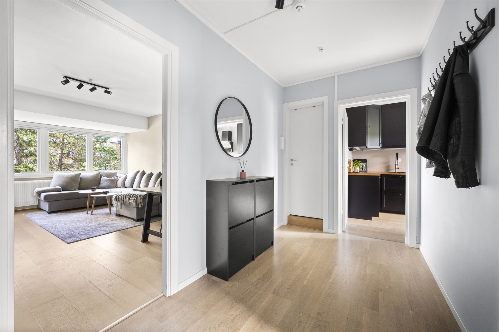 Leilighetens entré er lys og innbydende, og gir et meget godt førsteinntrykk av boligen. Galleribilde