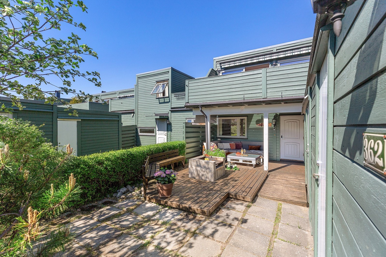 Hyggelig inngangsparti med terrasse, grill og benk Galleribilde