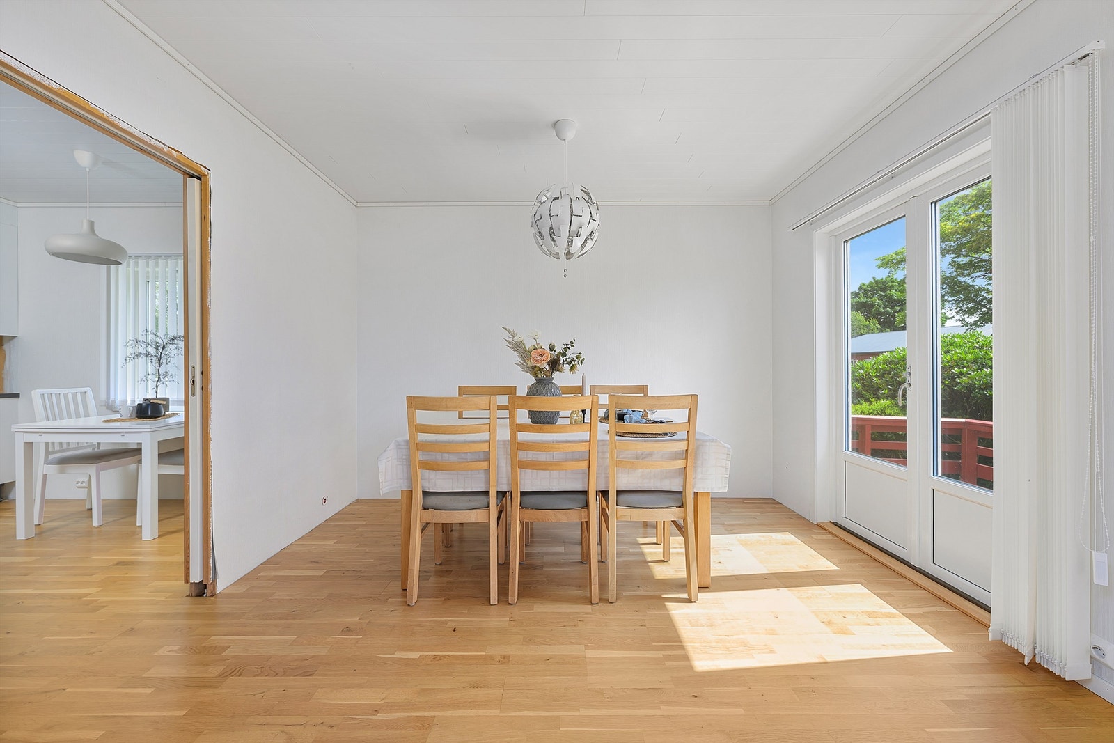 Spisestue med utgang til uteområde Galleribilde