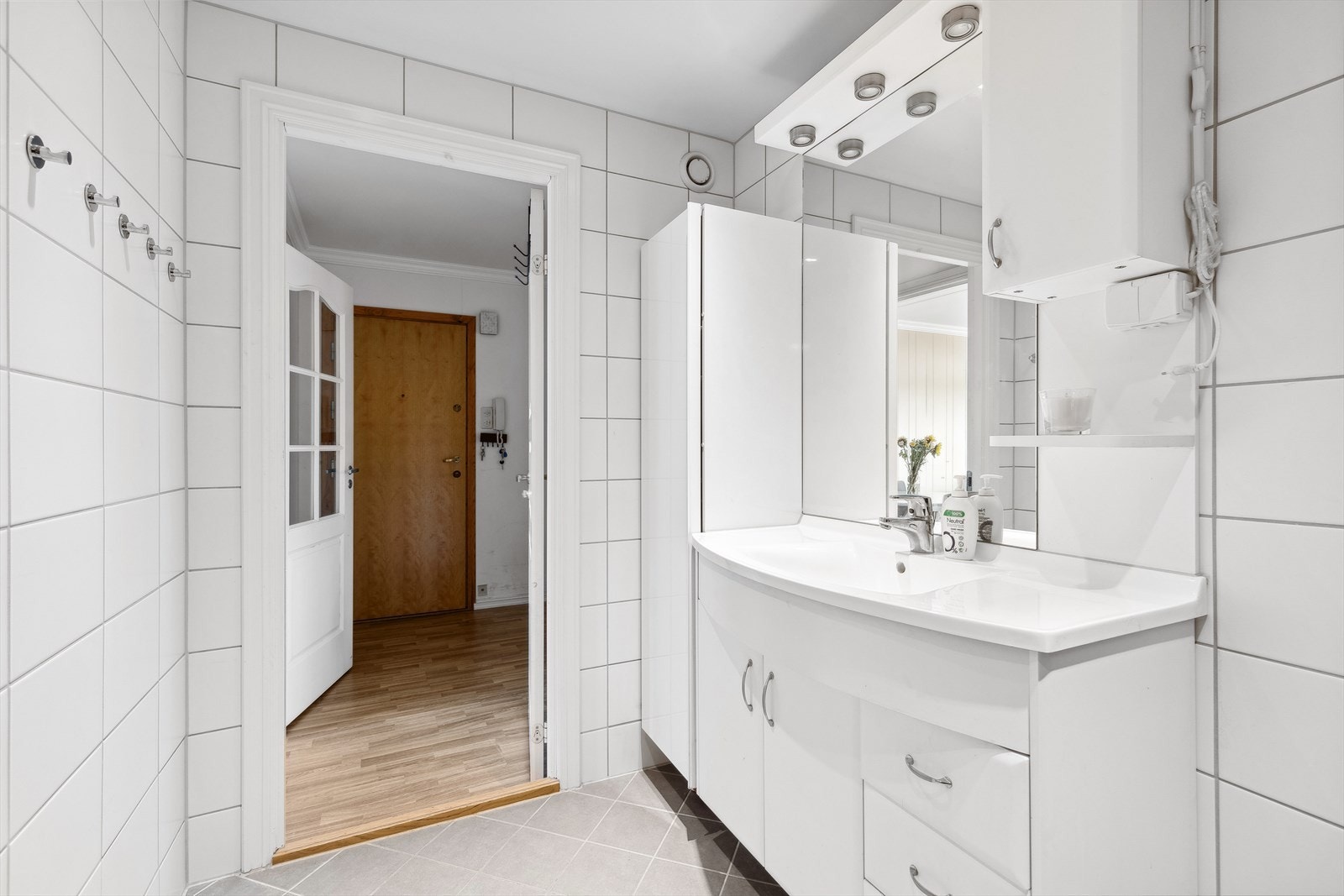 Rommet er også utstyrt med dusjhjørne med innfellbare dører og servant med speil og rikelig med oppbevaringsplass. Galleribilde