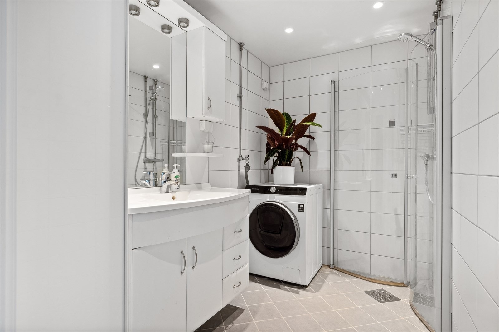 Baderommet ble totalrehabilitert i 2018 i regi av borettslaget. Innredning består av tidløse fliser, downlights i taket, varmekabler og opplegg for vaskemaskin. Galleribilde