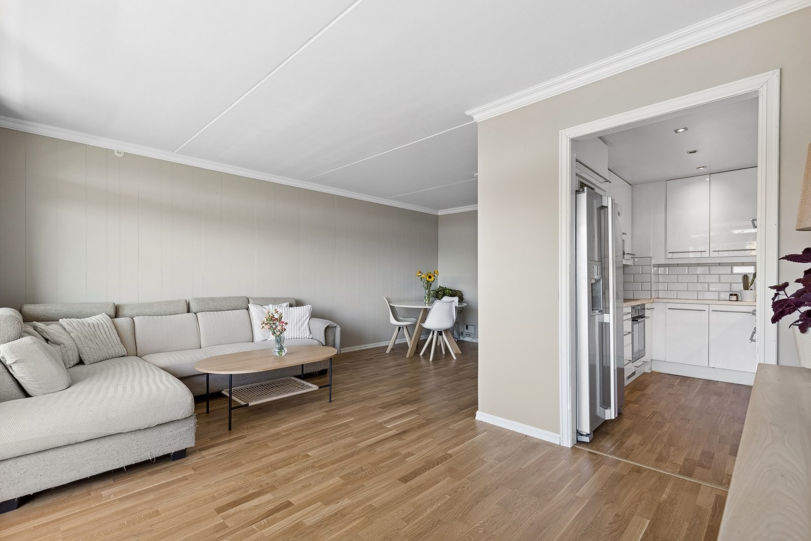 Kjøkkenet ligger i delvis åpen løsning med stuen, samtidig som det ligger adskilt. Galleribilde