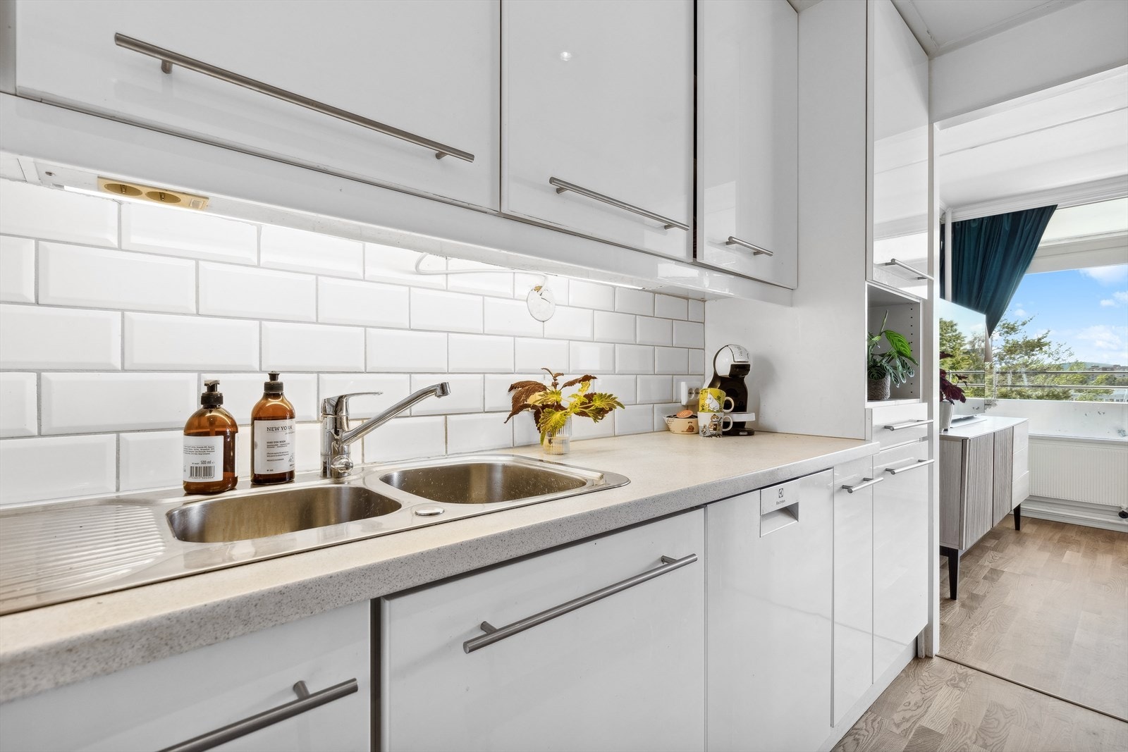 Kjøkkenet er praktisk og inneholder godt med skuff- og skapplass samt fine arbeidsflater. Galleribilde