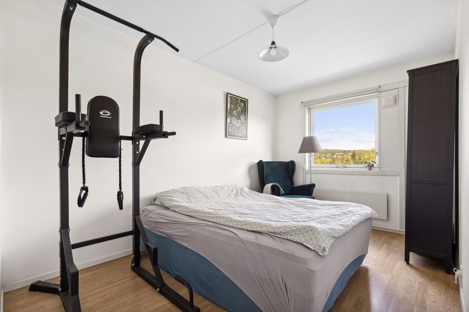 Boligens andre soverom er også av god størrelse og egner seg godt som gjesterom eller trimrom. Galleribilde