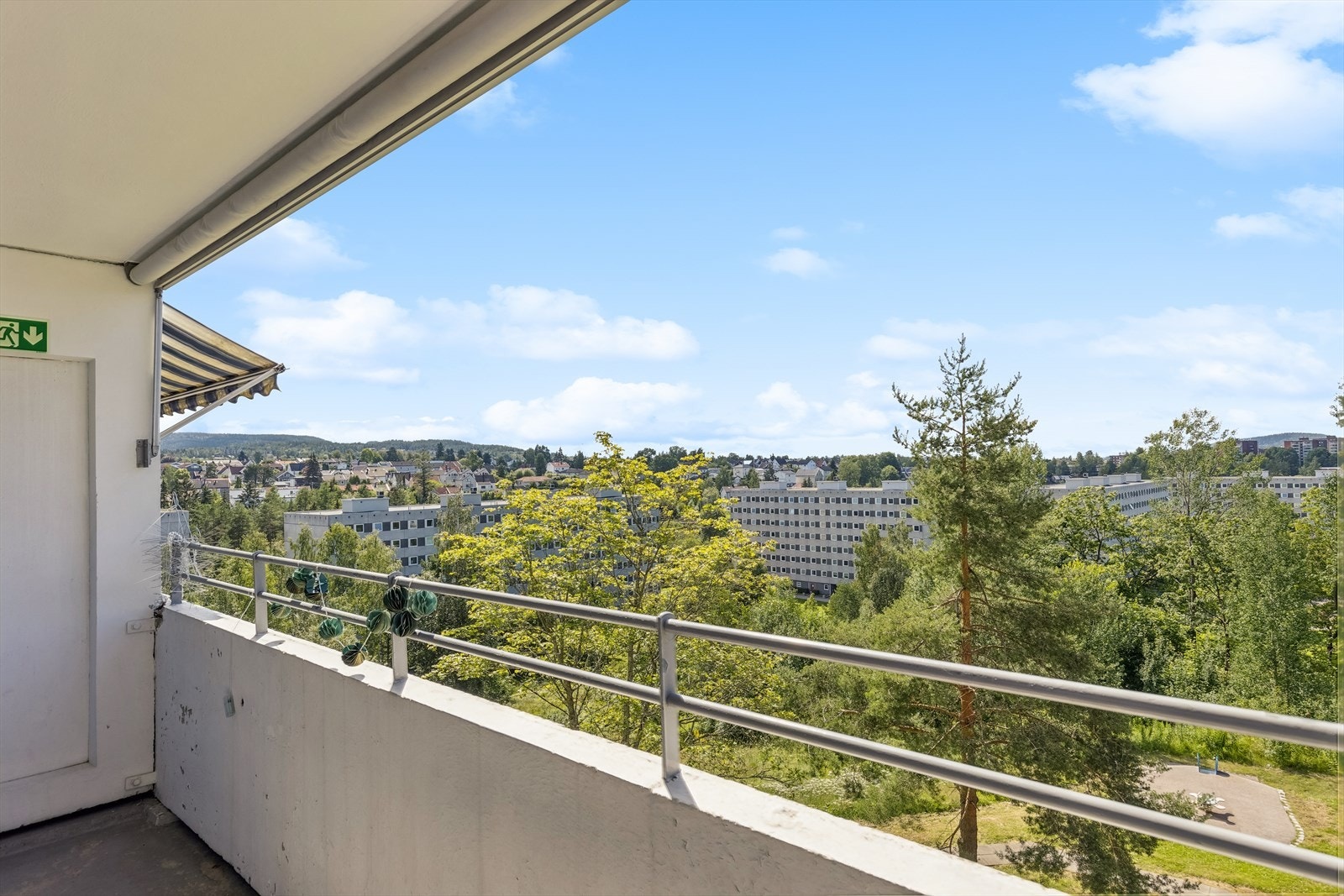 Fra stuen er det utgang til vestvendt balkong med gode solforhold og trivelig utsikt. Galleribilde