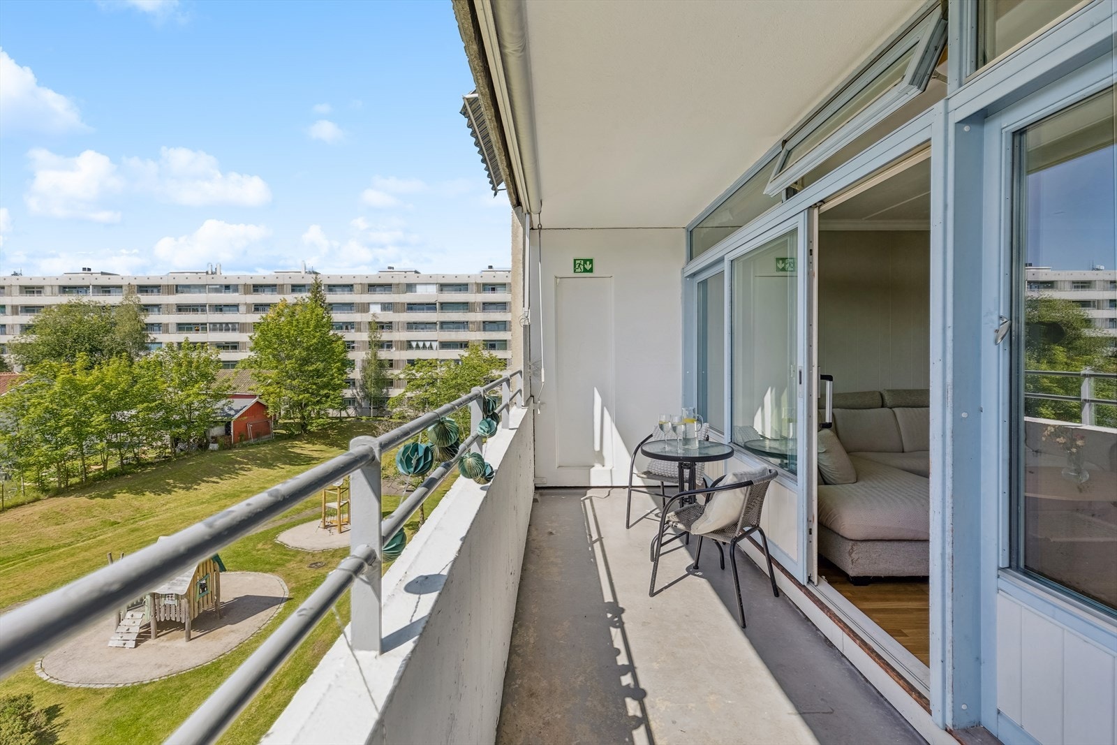I sommerhalvåret fungerer balkongen som en forlengelse av boligen og kan innredes etter eget ønske. Galleribilde