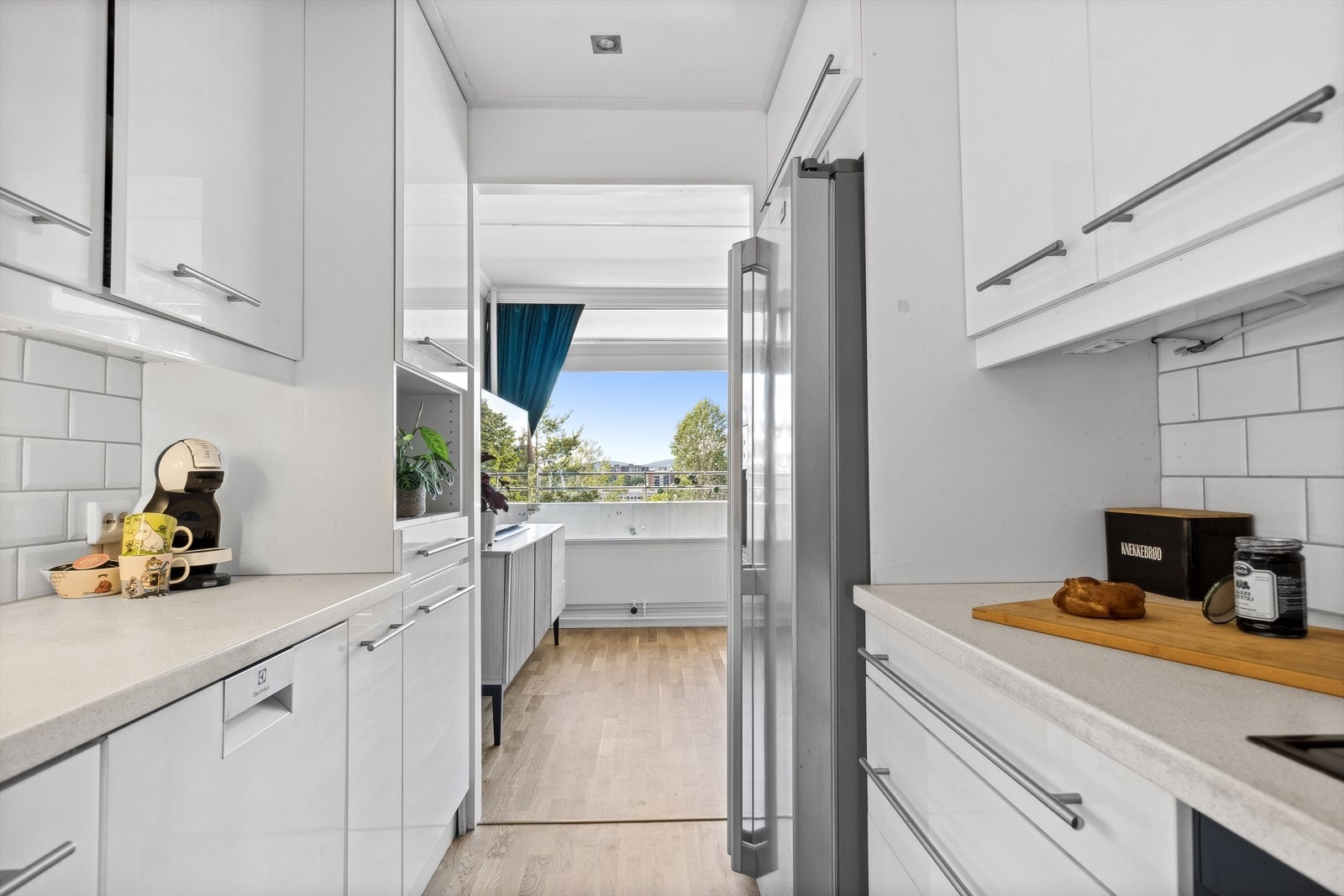 Boligen er oppvarmet med vannbåren varme via radiatorer, samt elektrisk gulvvarme på bad. Galleribilde