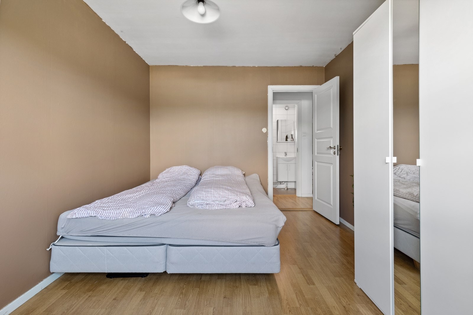 Rommet har god plass til dobbeltseng og muligheter for oppbevaring. Galleribilde