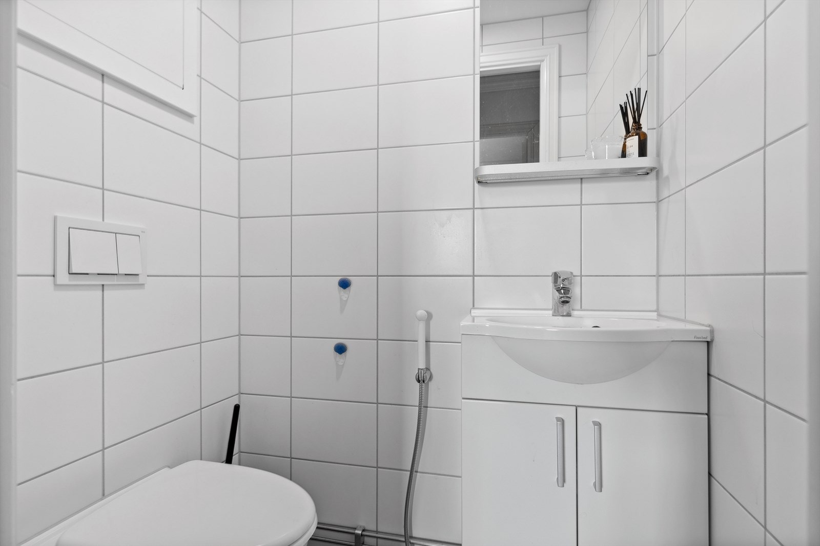 Separat WC også fra 2018, med vegghengt toalett, servant og ekstra hånddusj. Galleribilde