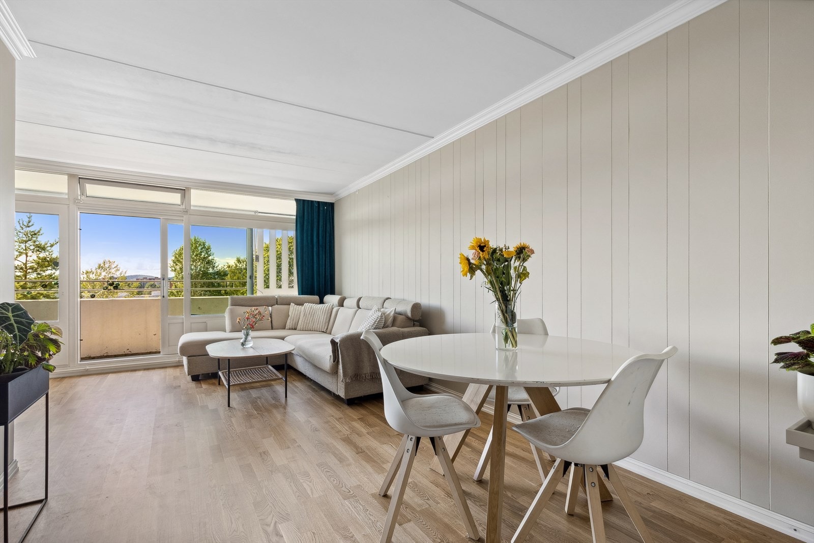 Stuen har flere møbleringsmuligheter og kan enkelt deles inn i ulike "soner" med sittegruppe og spisegruppe hver for seg. Galleribilde