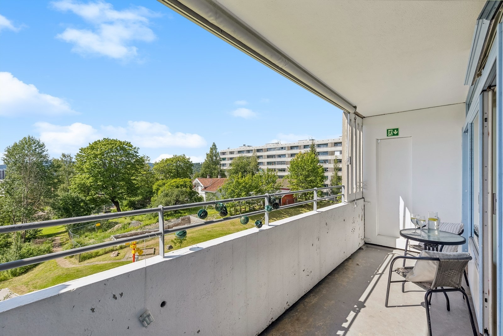 Balkongen er på 8 m² og vender mot hyggelige fellesarealer og grøntområder. Den ligger også skjermet til for vær og vind. Galleribilde