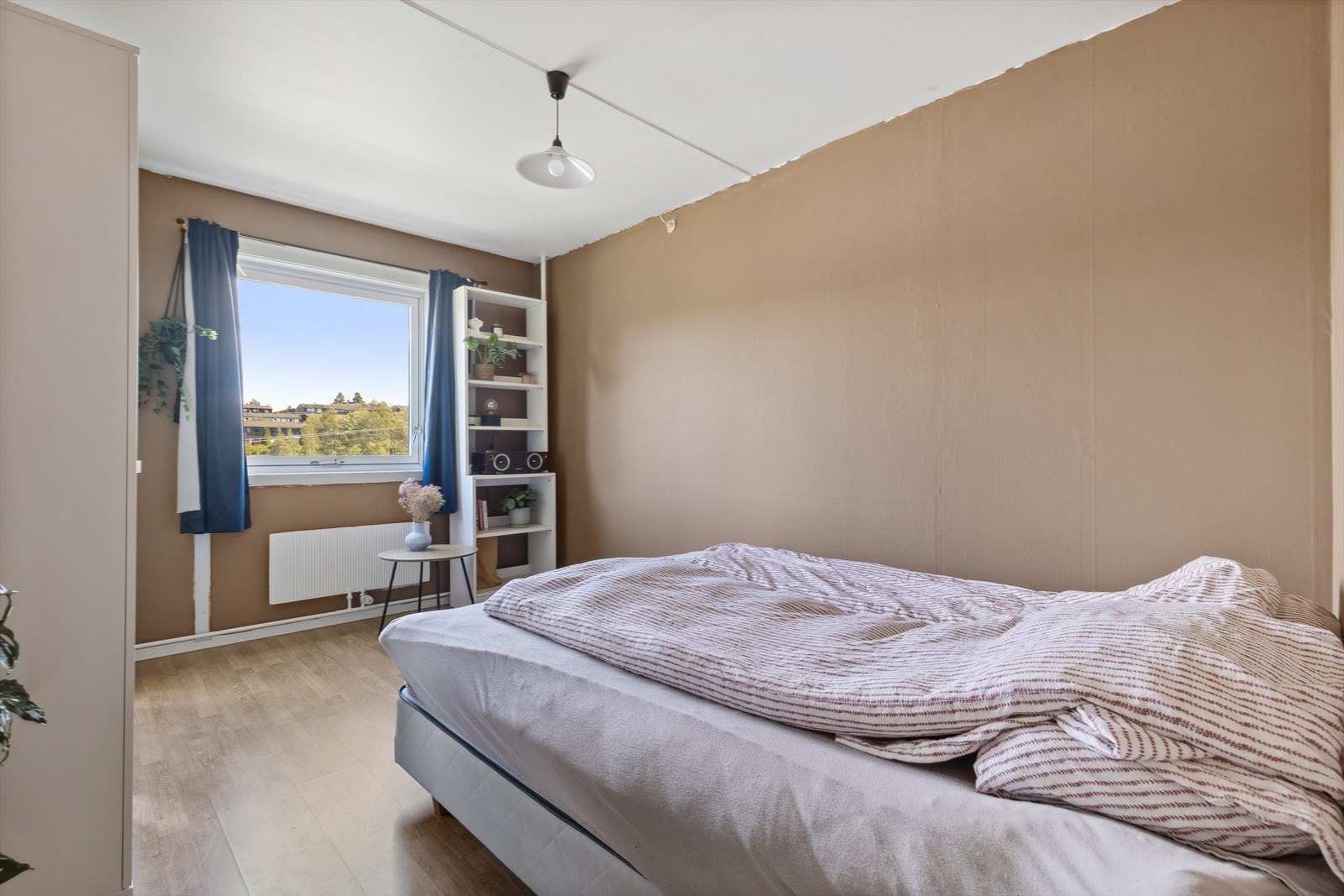 Hovedsoverommet er av god størrelse og er malt i pene farger. Vinduer på soverommene er byttet i 2024. Galleribilde