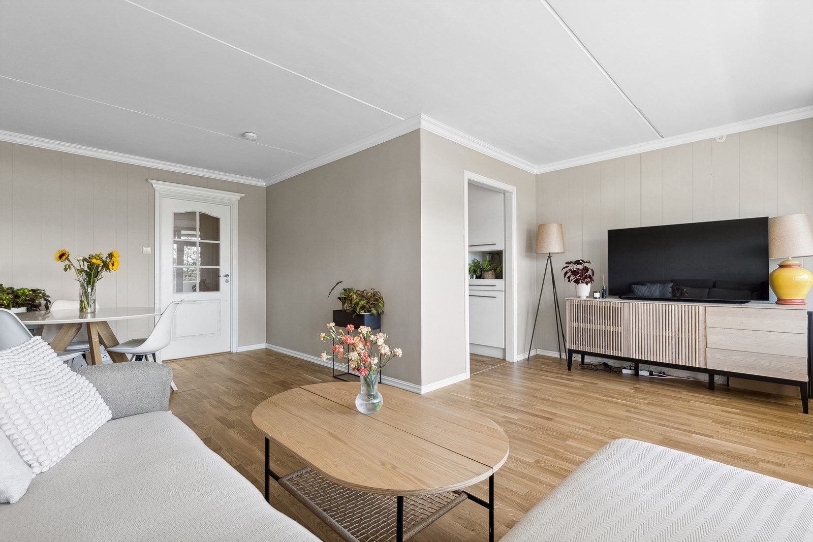 Stuen er lys og åpen med god plass til sittegruppe, spisegruppe og annet møblement. Galleribilde