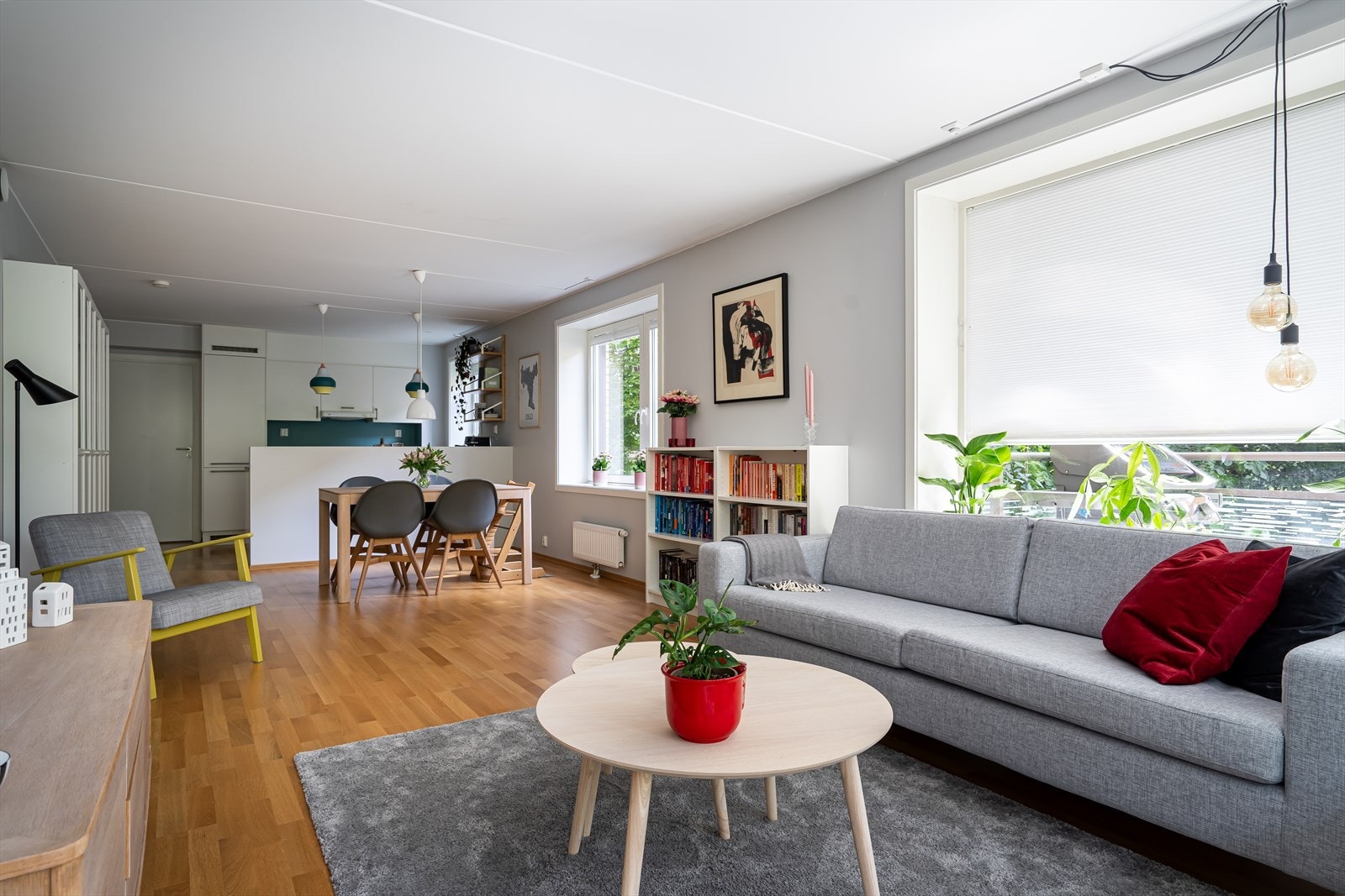 Åpen stue- kjøkkenløsning med store vindusflater for rikelig med lysinnslipp. Galleribilde