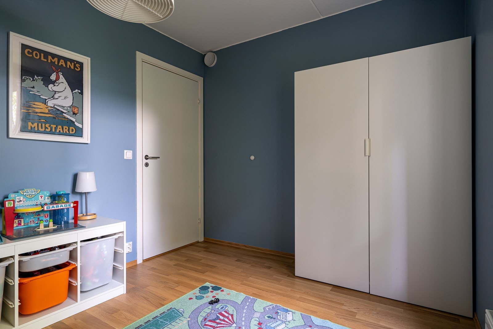 Garderobeskapene i boligen medfølger i handelen. Galleribilde