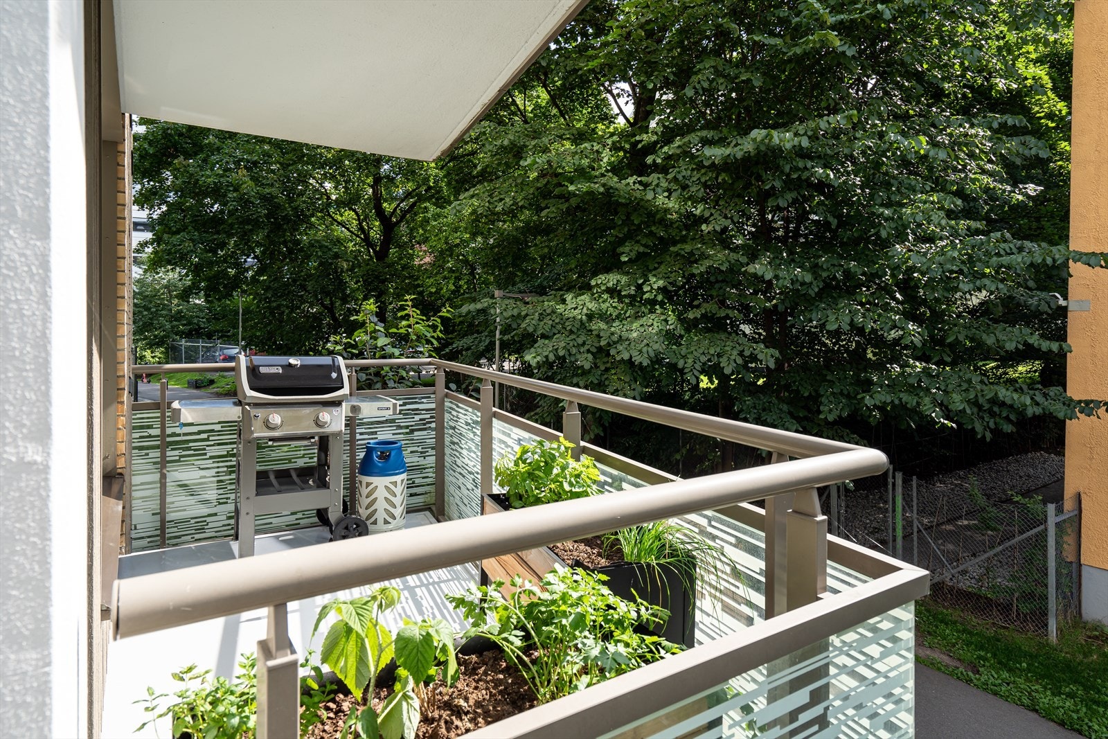 Det er montert dobbel stikkontakt og utelampe på balkongen. Galleribilde