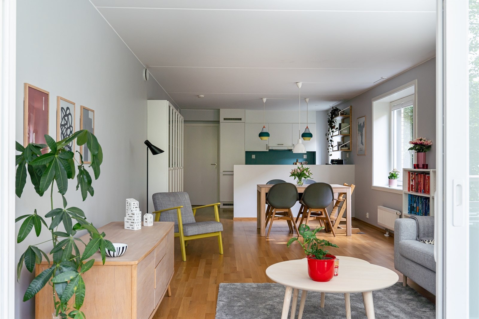 Boligen har svært romslige rom og en optimal planløsning. Trestavs eikeparkett i alle rom. Galleribilde