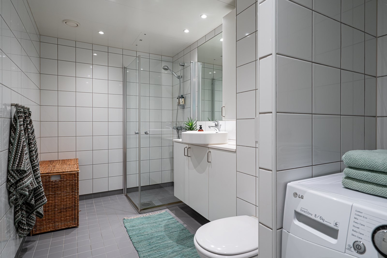 Baderommet er fra 2013 og ha fliser på vegger og gulv. Det er varmekabler i gulv og opplegg til vaskesøyle. Galleribilde