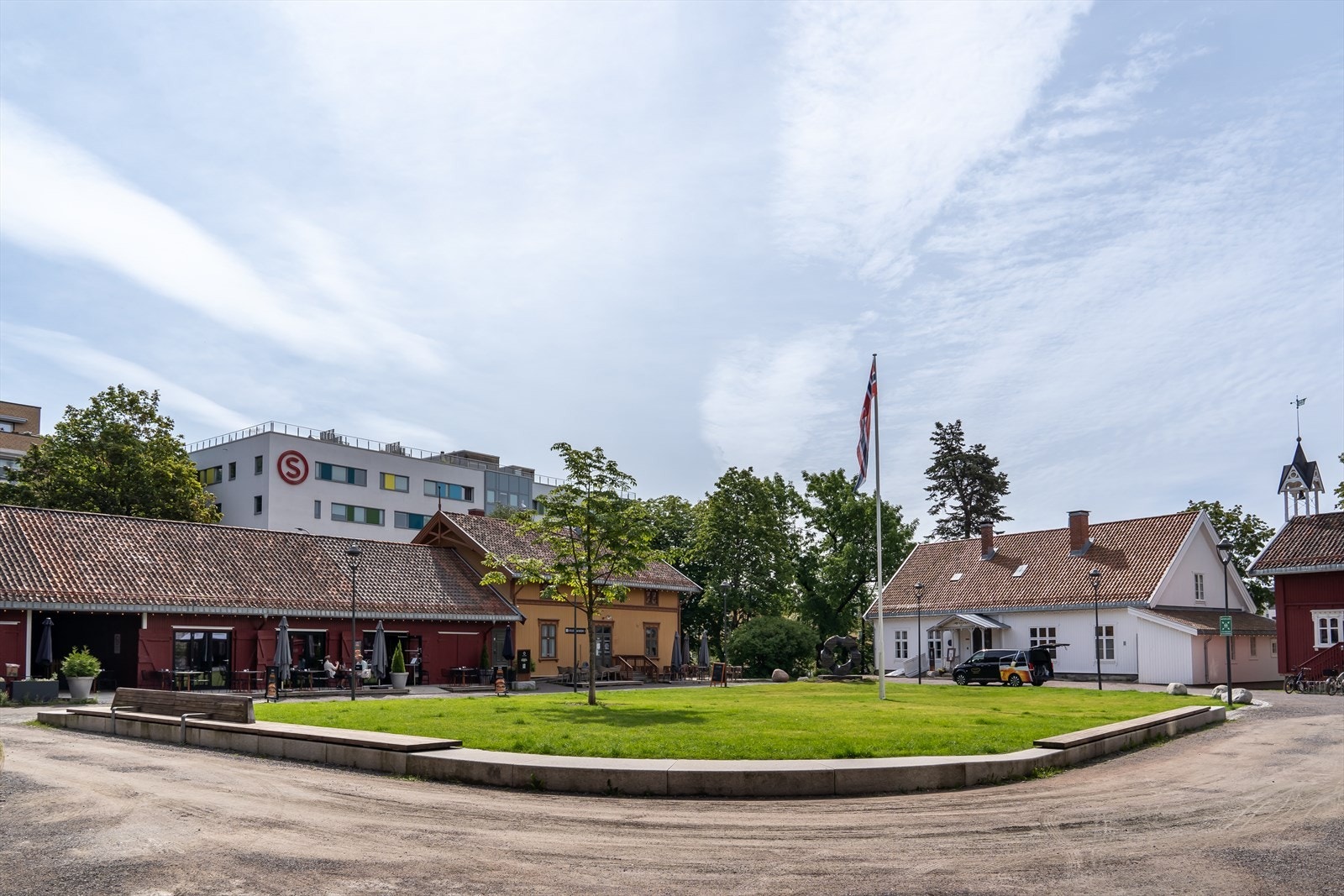 Like utenfor inngangsdøren finner du Lillo Gård. Her ha du flere spisesteder, dagligvarebutikker, blomsterforretning og apotek. Galleribilde