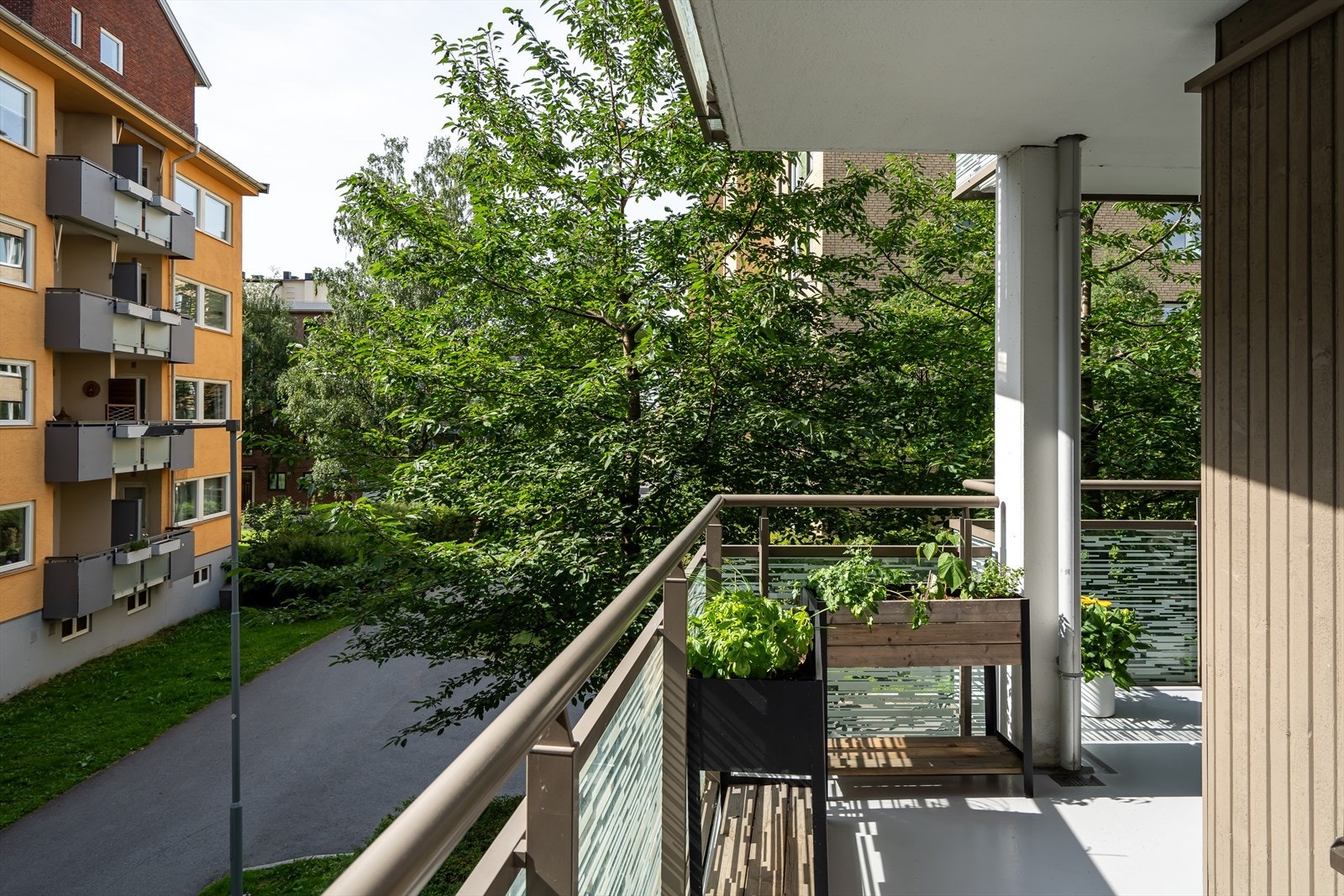 Balkongen vender sydvest og byr på god plass til sittegruppe og grill. Galleribilde