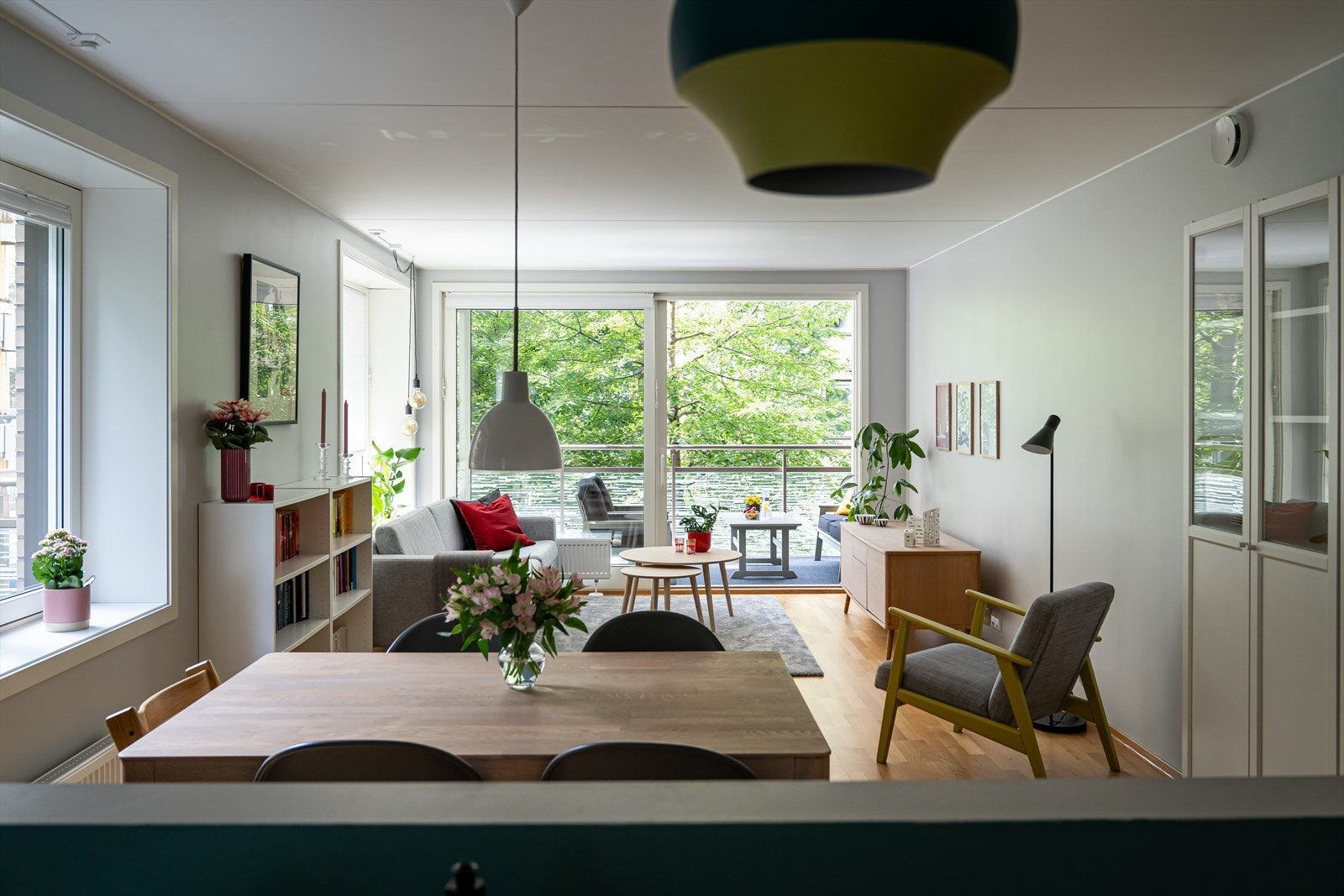 Fra stuen har du utgang til stor og solrik hjørnebalkong. Galleribilde