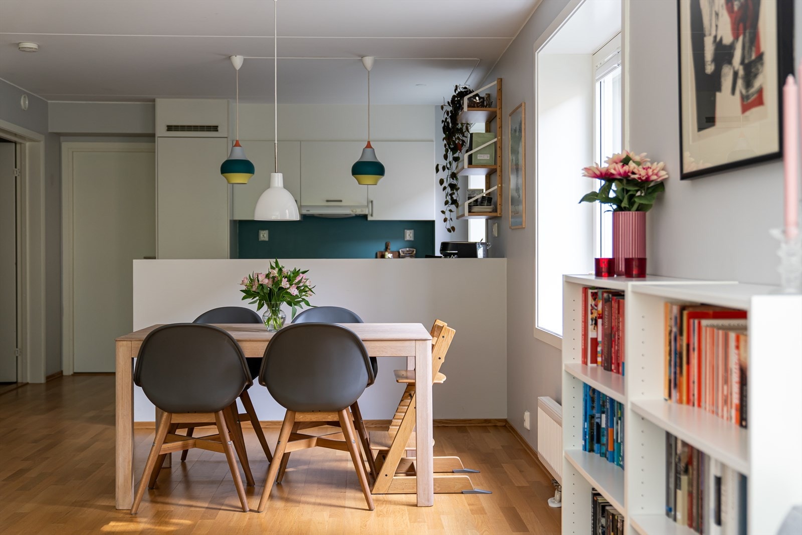 Oppholdsrommet byr på gode møbleringsmuligheter og en naturlig soneinndeling. Galleribilde