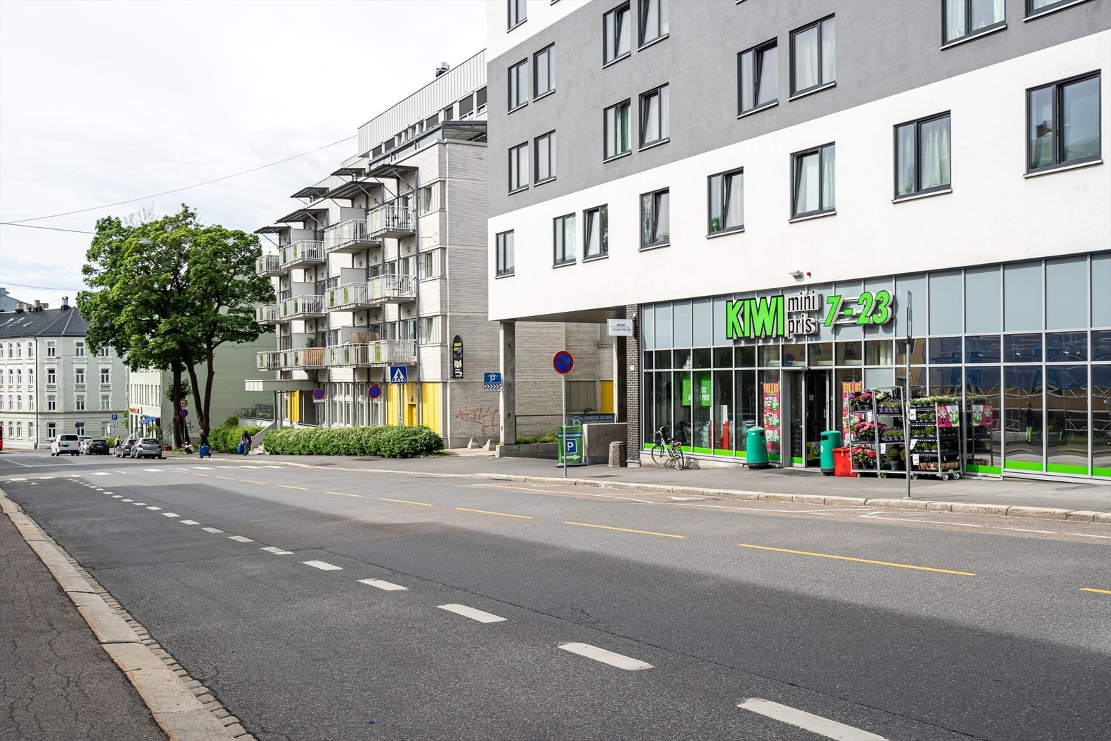 I umiddelbar nærhet finnes et stort utvalg av dagligvareforretninger., som blant annet Kiwi, Rema1000, Meny og Coop Extra. Galleribilde