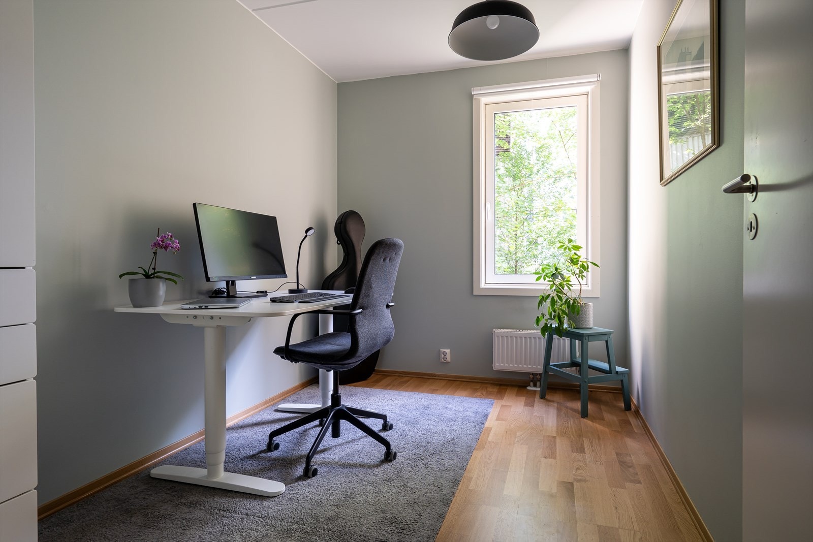 Soverom III, er også et veldig romslig rom og er i dag innredet som kontor. her er mulighetene mange - alt etter eget behov! Galleribilde