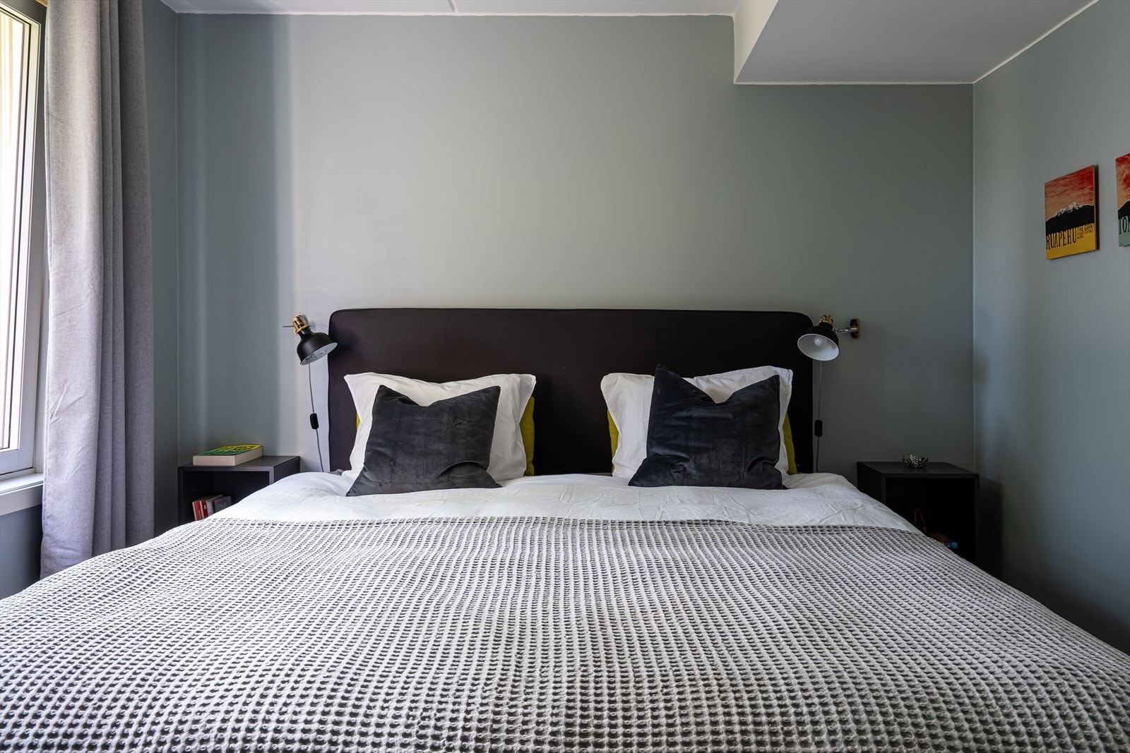 Boligen byr på hele 3 soverom. Soverommene ligger skjermet til og er av god størrelse. Alle kan møbleres med dobbeltseng. Galleribilde