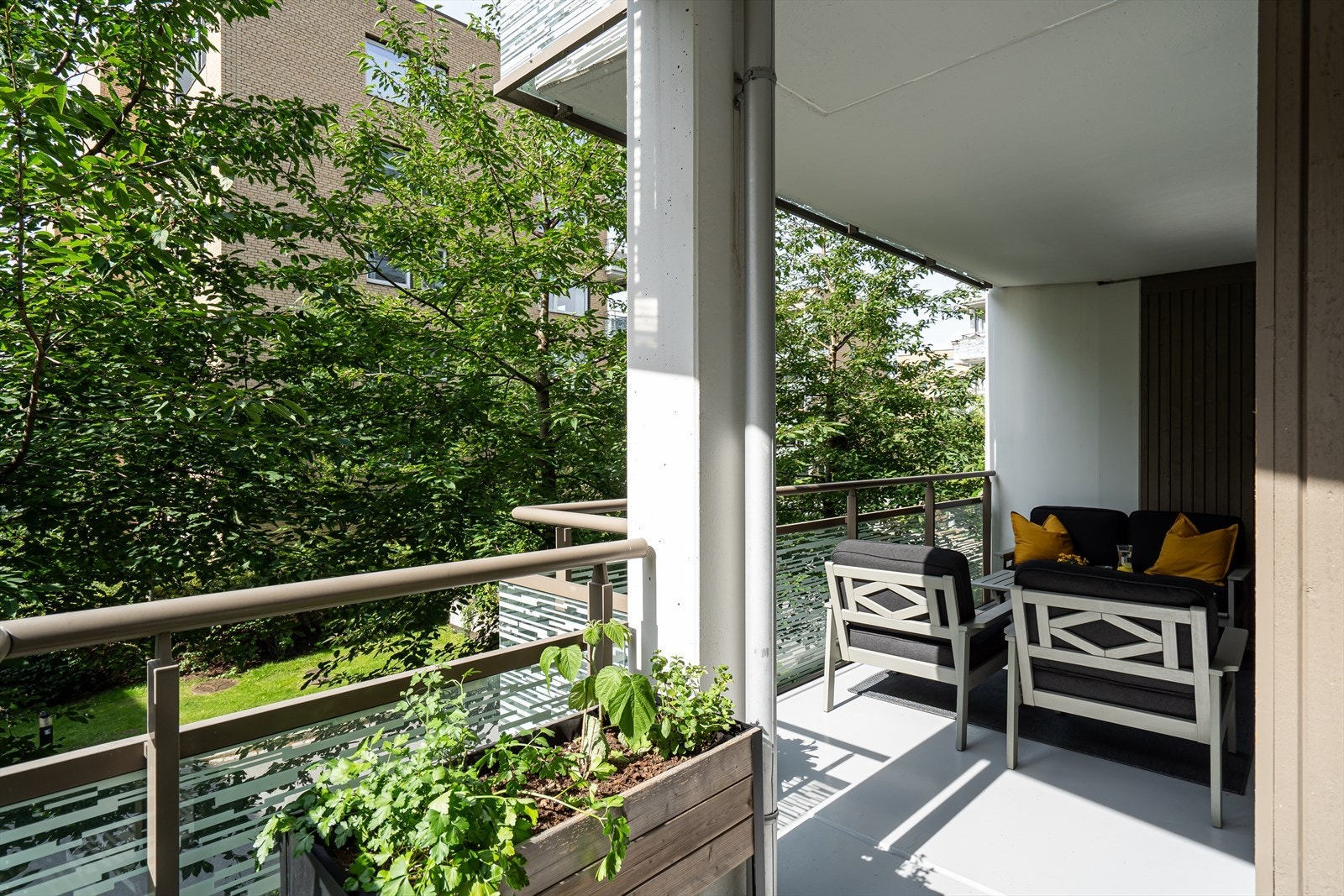 En flott hjørneleilighet i 2. etasje med sydvendt balkong, beliggende sentralt til i etablert boområde på Storo Galleribilde