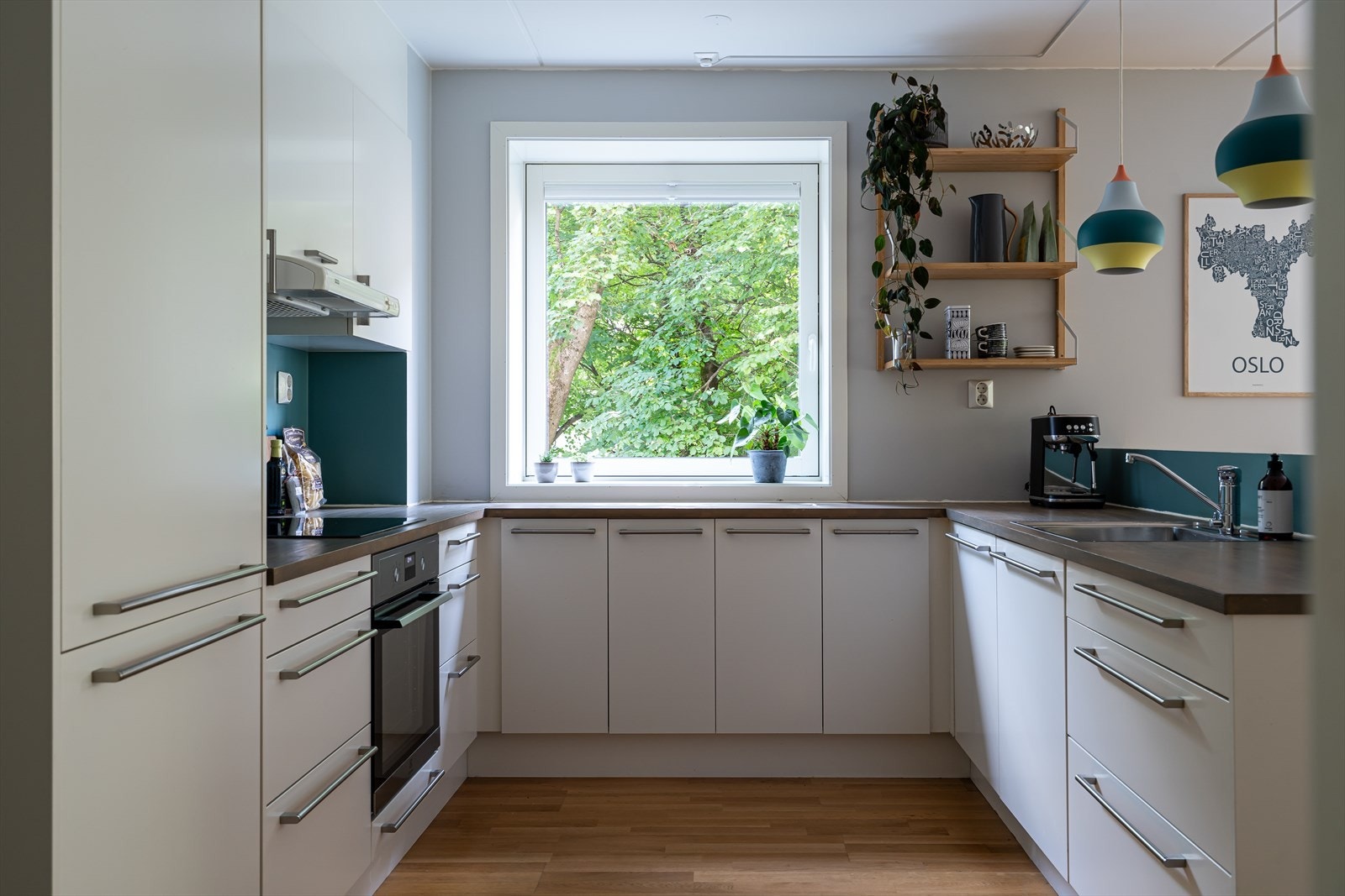 Innredningen består av heltre benkeplate og integrerte hvitevarer. Avtrekk ført i kanal. Galleribilde