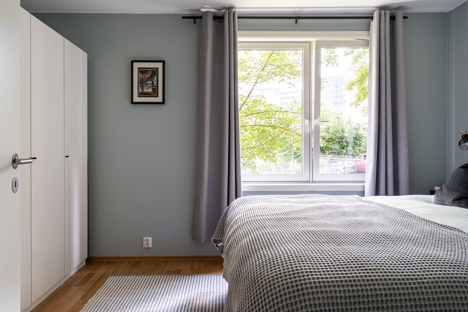 Hovedsoverommet er av god størrelse og er i dag innredet med romslig garderobeinnredning langs veggen. Galleribilde