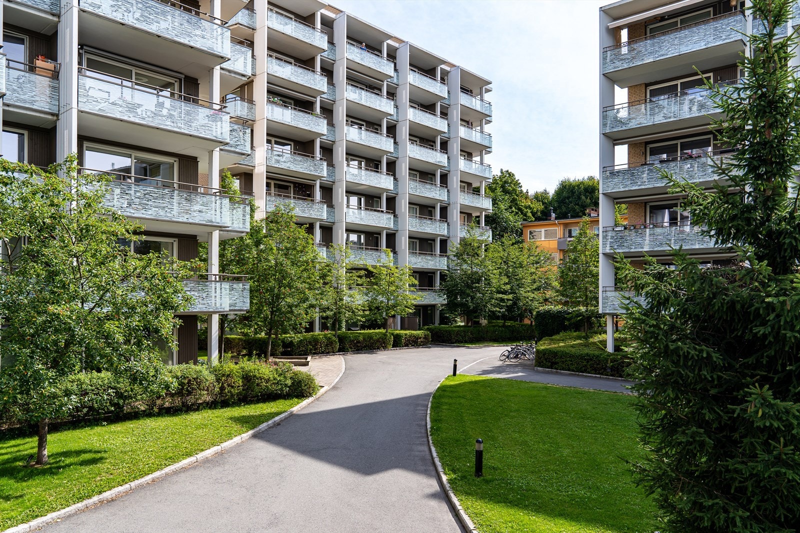 Sameiets tomt er svært pent opparbeidet med flotte grøntarealer og ligger skjermet til fra trafikk. Selv med alt rett utenfor inngangsdøren. Galleribilde