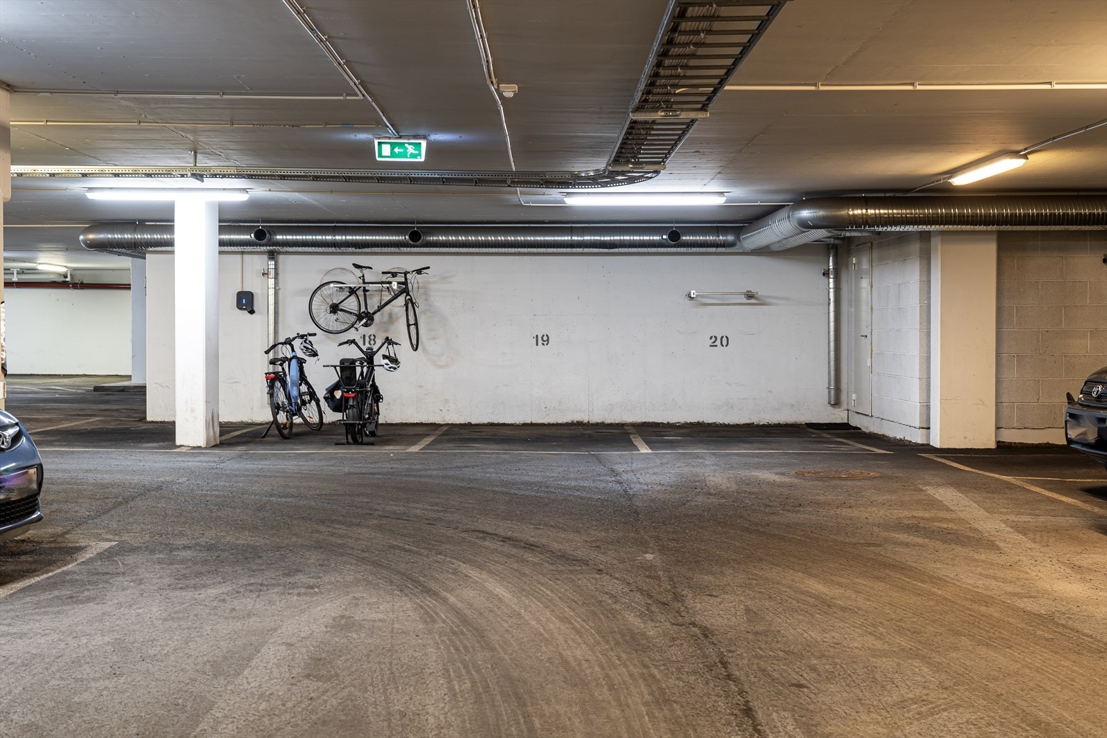 Garasjeplass nr. 18 medfølger. Det er muligheter for montering av ladestasjon. Galleribilde