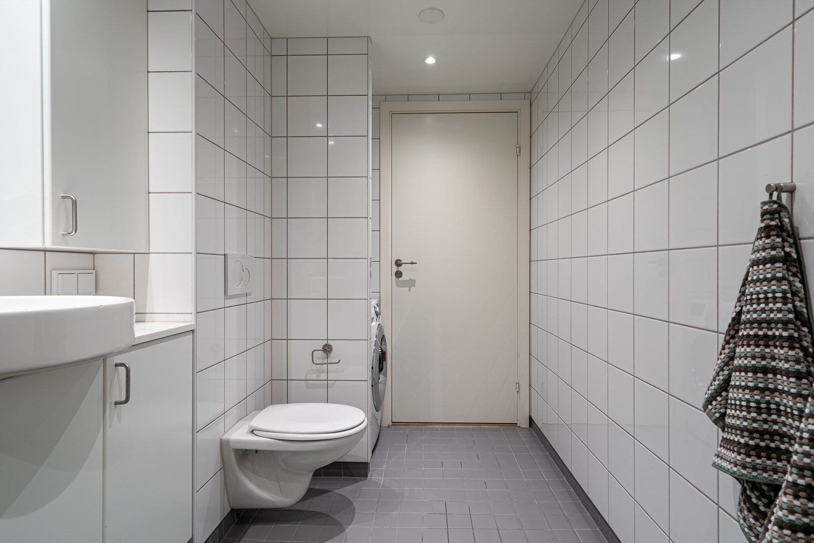 Mekanisk avtrekksvifte og luftespalte under dør. Galleribilde