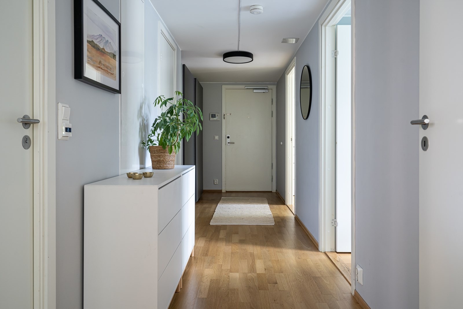 Her trer du inn i en lun og romslig gang, hvor du umiddelbart får et varmt og godt førsteinntrykk av leiligheten. Galleribilde