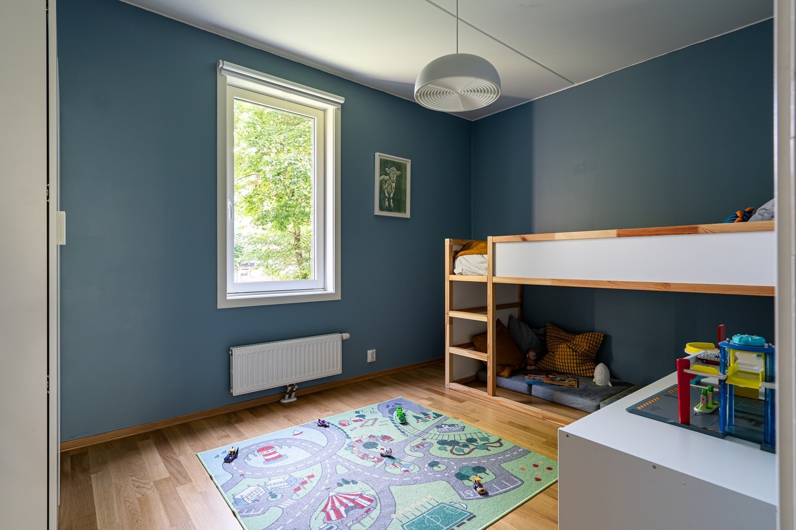 Soverom II, er i dag innredet som barnerom. Rommet er videre innredet med garderobeskap. Galleribilde