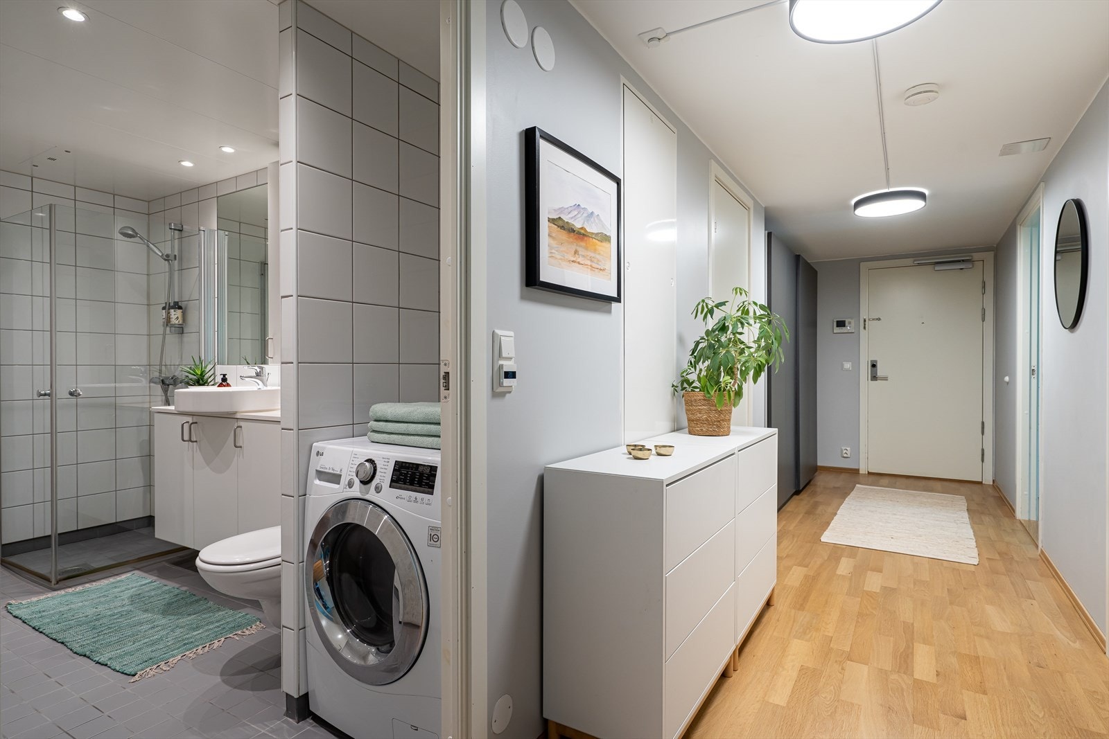 Boligen inneholder et stort flislagt bad i tillegg til ekstra toalettrom. Galleribilde