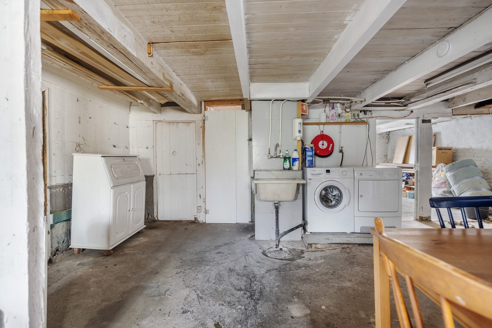 Grovkjeller med vaskemaskin og tørketrommel Galleribilde