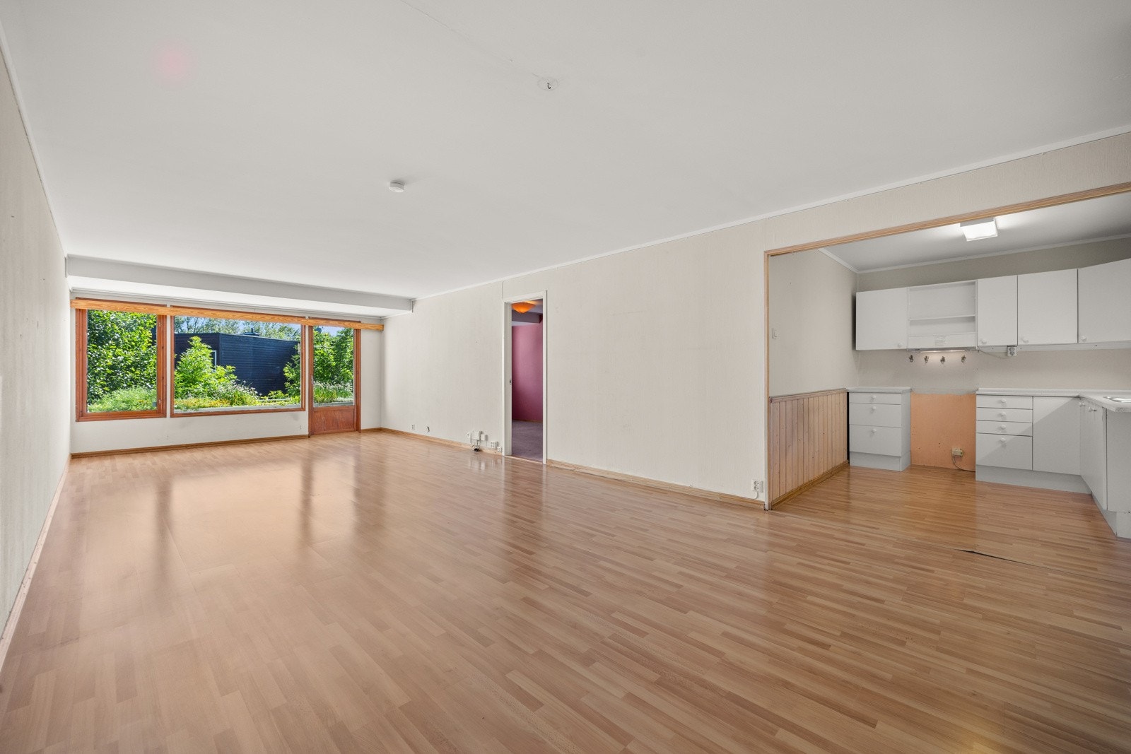 Stuen får inn godt med lys fra vindusflatene Galleribilde