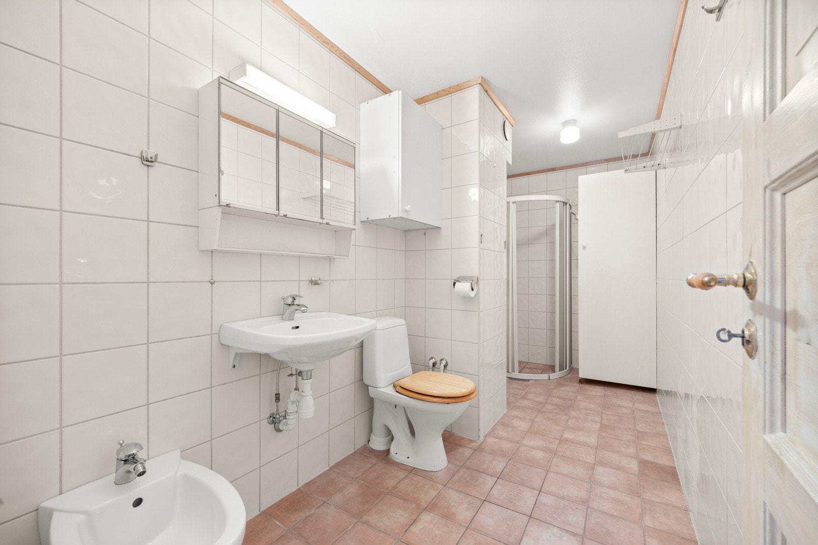 Flislagt bad med opplegg for vaskemaskin Galleribilde