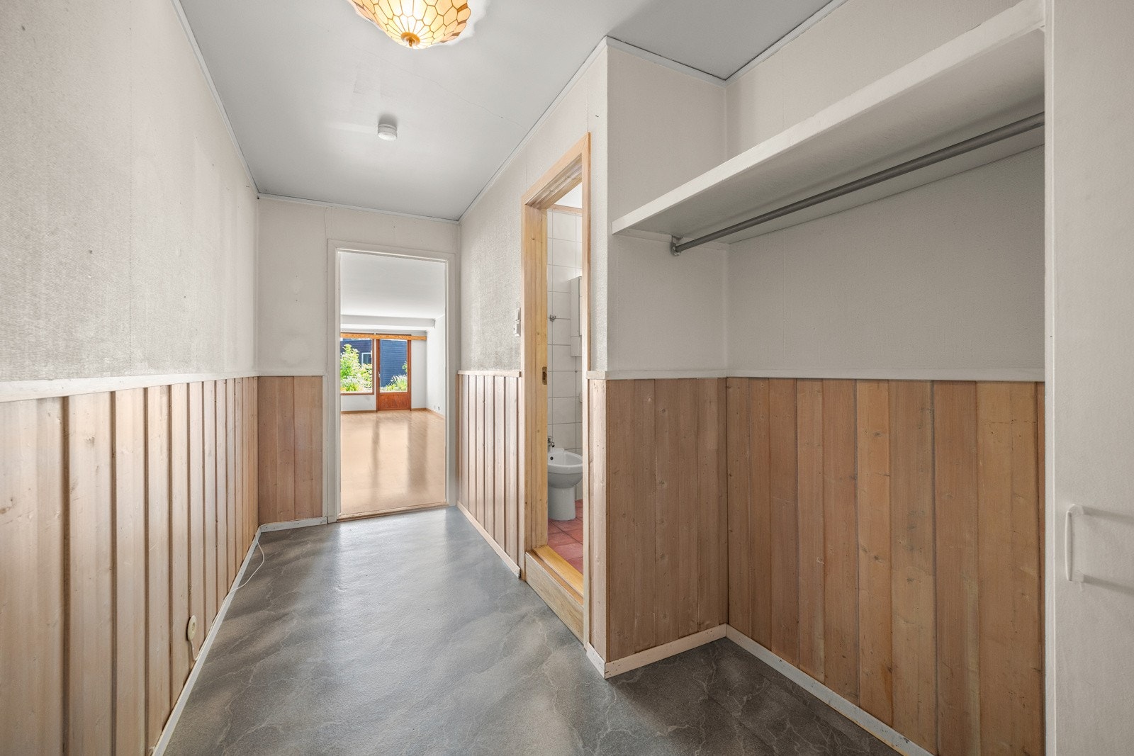 Gangen med plass til ulike oppbevaringsløsninger Galleribilde