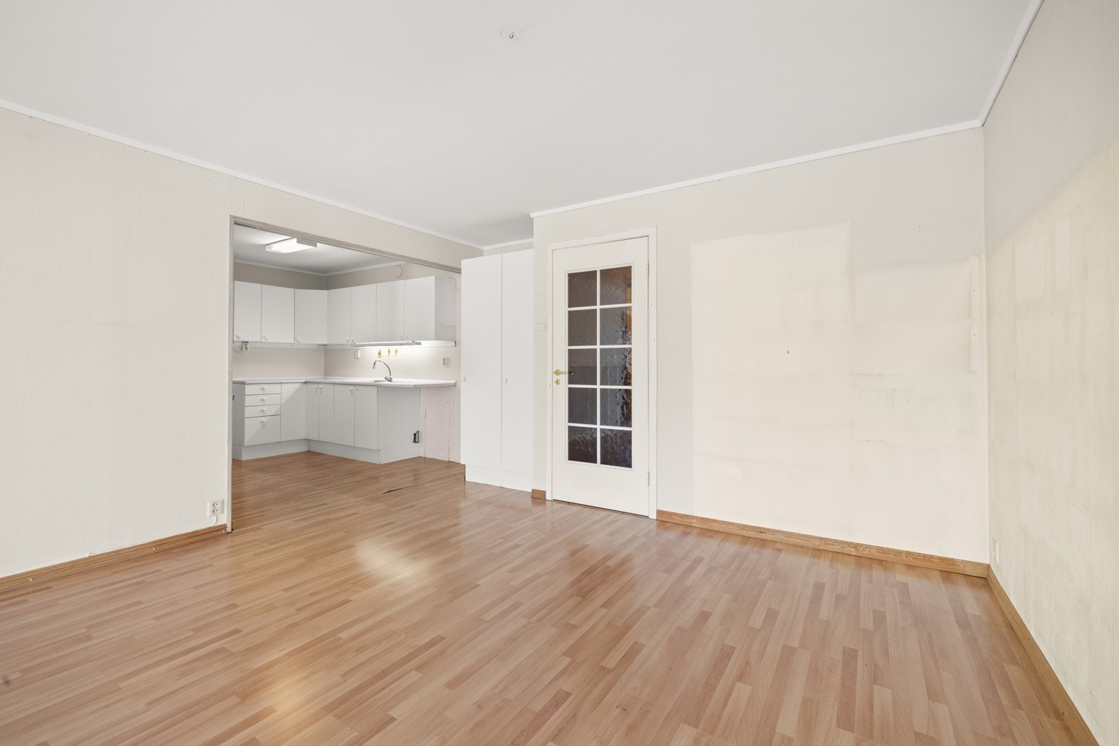 Det er en delvis åpen løsning mot kjøkkenet Galleribilde