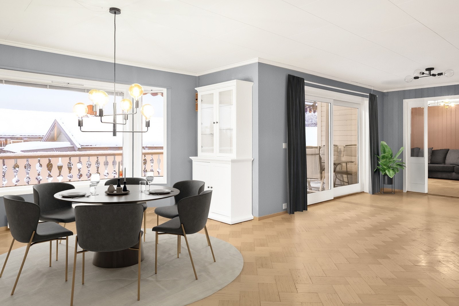 Det er store vindusflater som slipper inn godt med lys Galleribilde