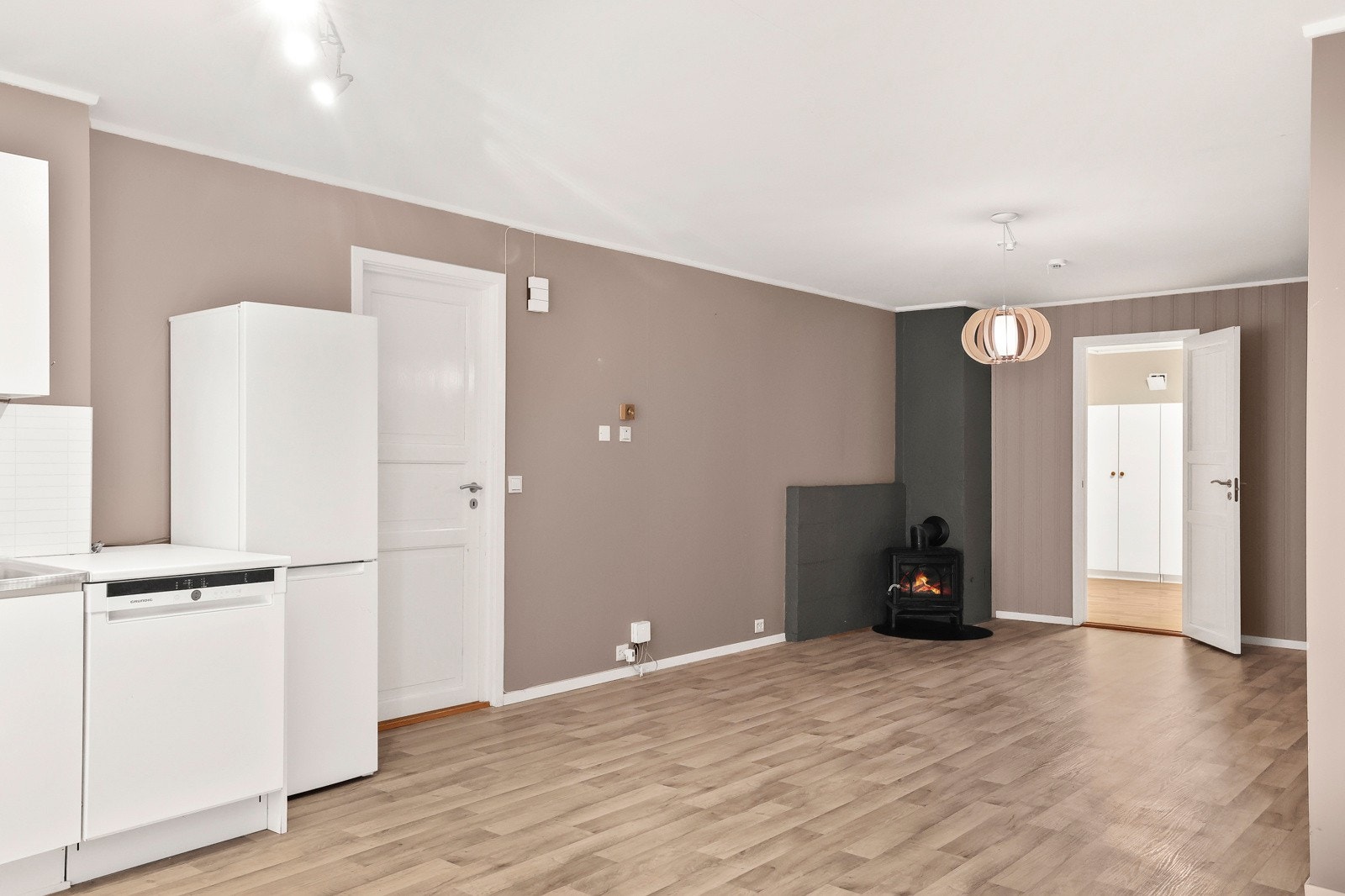 I stuen er det vedovn Galleribilde