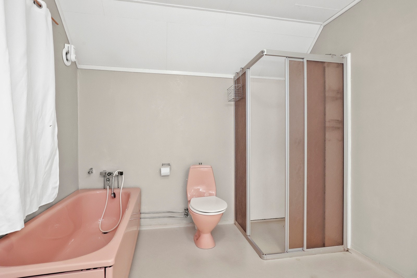 Badet på loftet har gulvbelegg på gulv og baderomsplater og tapet på vegger Galleribilde