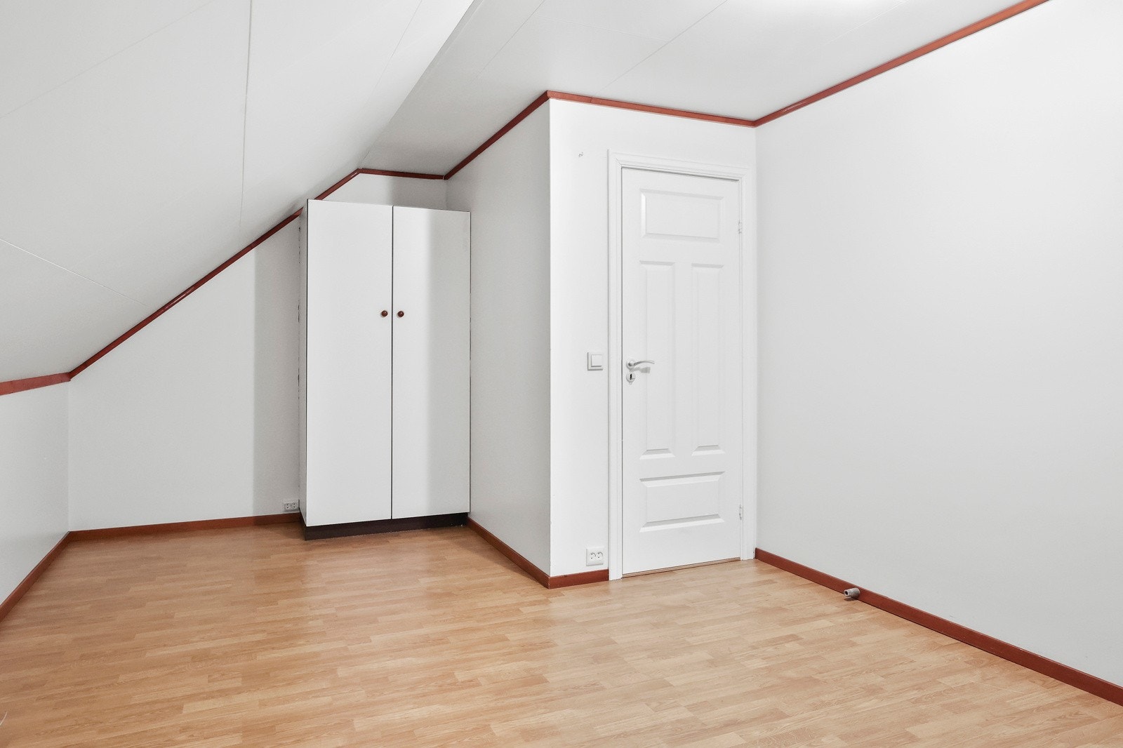 På soverommene er det plass til både dobbeltseng og diverse oppbevaring Galleribilde