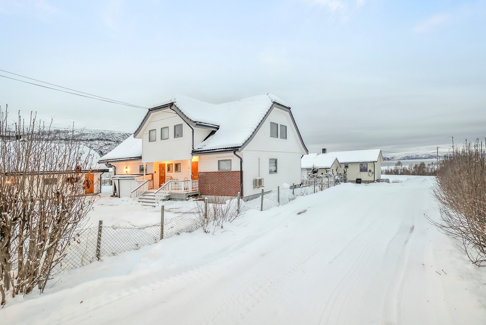 Boligen har en stor tomt Galleribilde