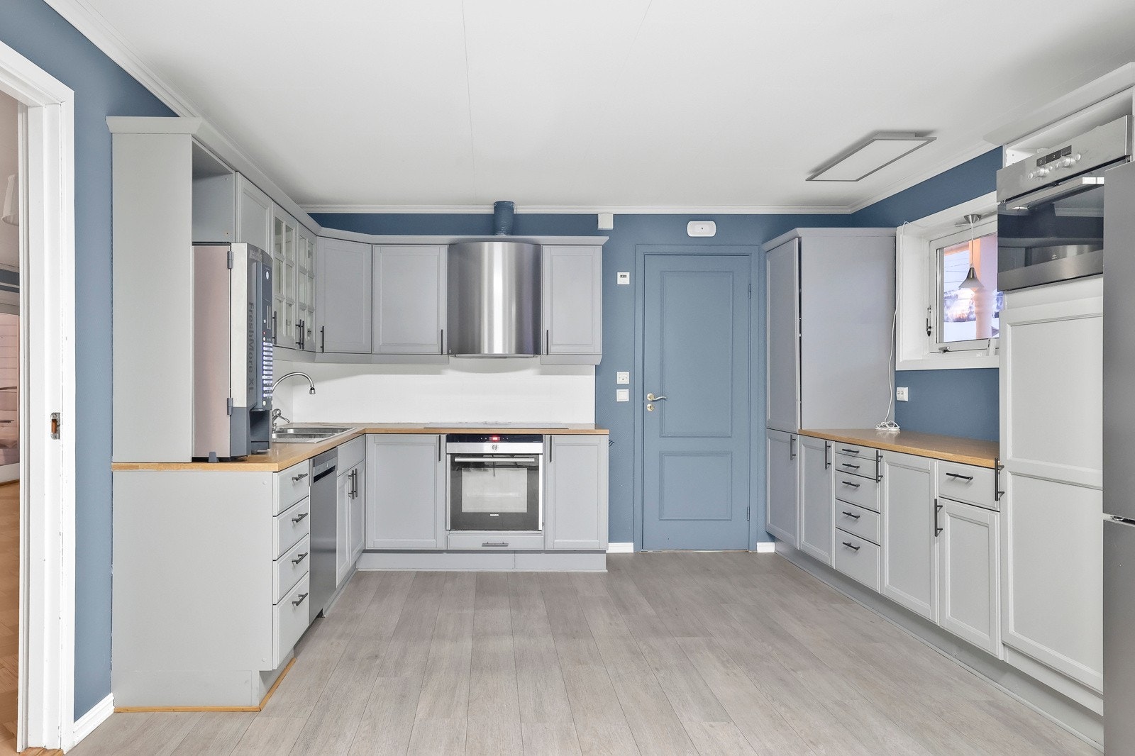 Kjøkkenet er av god størrelse og har integrert stekeovn, platetopp, mikrobølgeovn og oppvaskmaskin. Galleribilde