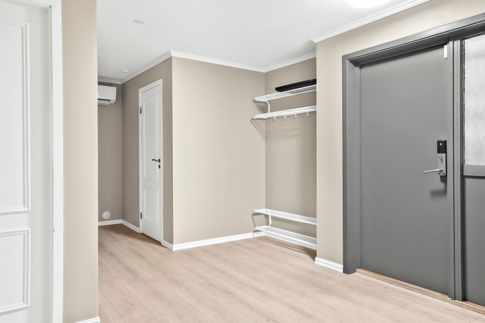 Boligen har en romslig entré med god plass til diverse oppbevaring Galleribilde